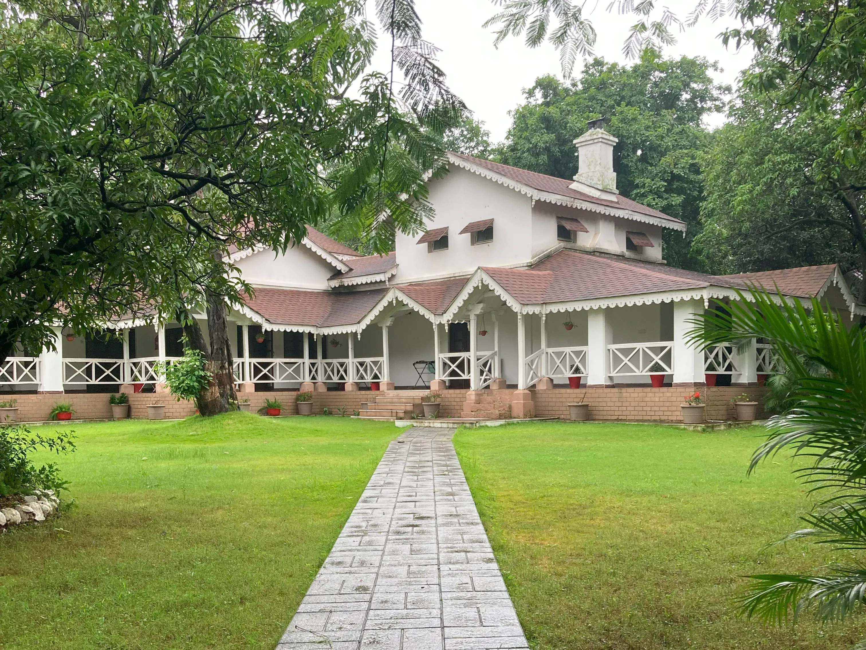 Colonial charm hotel with spacious rooms amid lush greenery